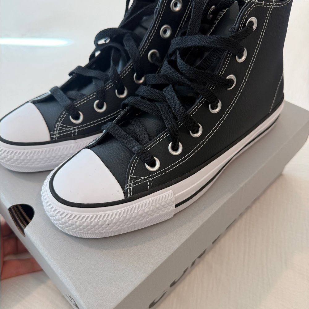 Converse Chuck Taylor (Leather) - NWT